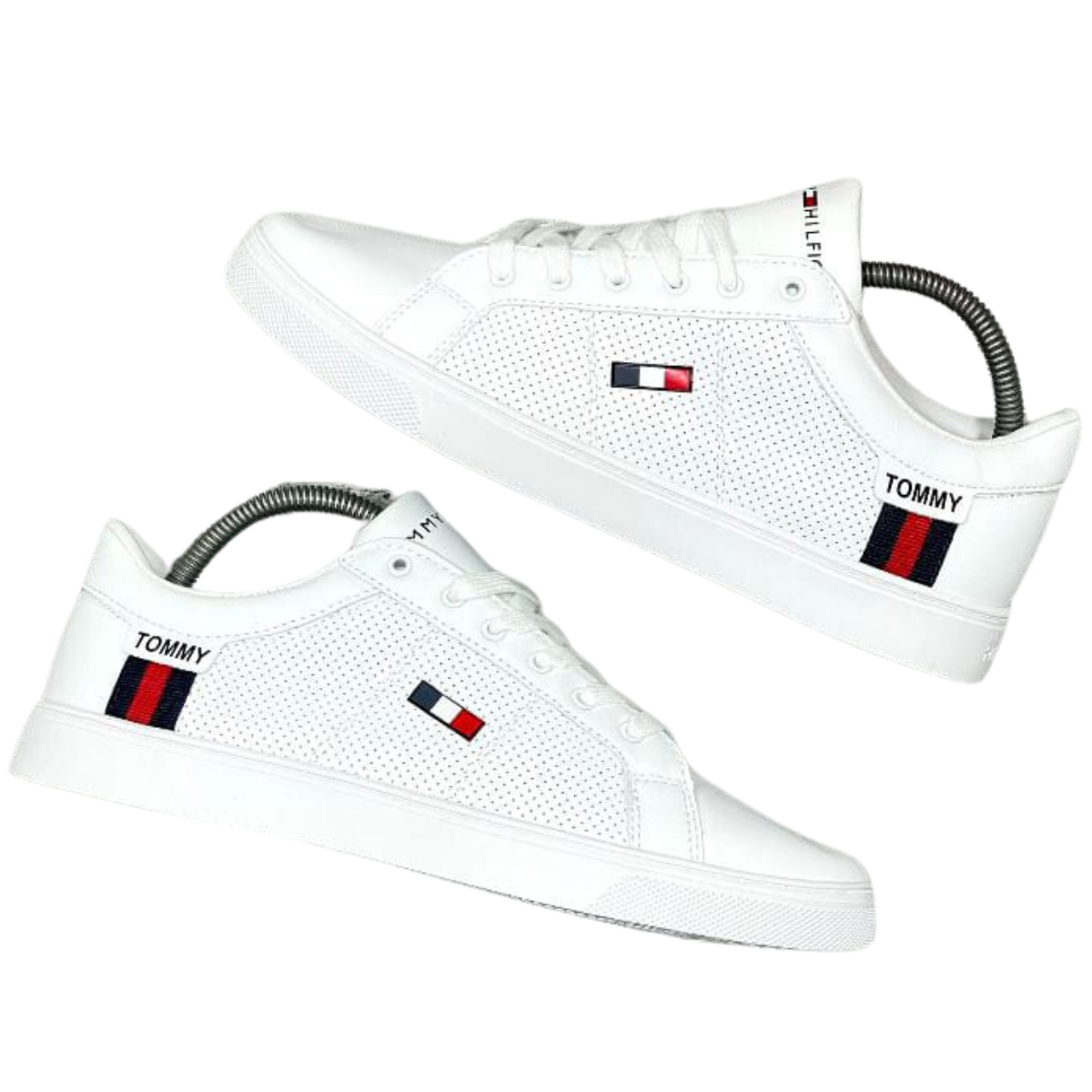 Comprar Tommy Hilfiger Zapatillas Hombre: Estilo y Calidad para Tu Día a Día. ¿Estás buscando comprar Tommy Hilfiger zapatillas hombre? En Onlineshoppingcenterg te ofrecemos las mejores opciones para complementar tu look con estilo y comodidad. Este artículo te ayudará a elegir las zapatillas ideales, resolviendo todas tus dudas y guiándote hacia la compra perfecta.  ¿Por qué elegir Tommy Hilfiger zapatillas hombre? Las zapatillas Tommy Hilfiger hombre son sinónimo de calidad, diseño y versatilidad. Están diseñadas para combinar con cualquier outfit, desde un estilo casual hasta uno más formal. Entre sus características más destacadas están:  Diseño icónico: Sus líneas limpias y colores clásicos, como las zapatillas blancas Tommy Hilfiger hombre, las convierten en un básico en cualquier armario. Materiales de calidad: Desde piel hasta lona resistente, garantizando durabilidad y confort. Versatilidad: Ideales para cualquier ocasión, ya sea para una salida casual o para caminar largas distancias. Las mejores opciones de zapatillas Tommy Hilfiger para hombre En Onlineshoppingcenterg, encontrarás una amplia selección de zapatillas Tommy Hilfiger hombre que se ajustan a tus necesidades. A continuación, te presentamos algunas de las opciones más populares:  1. Zapatillas blancas Tommy Hilfiger hombre Un clásico atemporal que nunca pasa de moda. Perfectas para combinar con jeans o pantalones cortos. Palabras clave relacionadas: zapatillas blancas hombre Tommy, zapatillas blancas hombre Tommy Hilfiger.  2. Zapatillas Tommy Hilfiger hombre azul marino Ideales para un look más elegante y sofisticado. Estas zapatillas destacan por su diseño moderno y colores neutros. Palabras clave relacionadas: zapatillas Tommy Hilfiger hombre azul marino, zapatillas Tommy jeans hombre.  3. Zapatillas Tommy Hilfiger hombre outlet Si buscas ahorrar sin sacrificar calidad, en nuestra tienda puedes encontrar increíbles ofertas. Palabras clave relacionadas: zapatillas Tommy Hilfiger hombre outlet, zapatillas Tommy Hilfiger outlet.  4. Bambas y alpargatas Tommy Hilfiger hombre Perfectas para el verano, estas opciones ligeras ofrecen estilo y frescura. Palabras clave relacionadas: bambas Tommy Hilfiger hombre, alpargatas Tommy Hilfiger hombre.  5. Zapatillas Tommy Hilfiger hombre piel Para quienes prefieren un calzado más elegante, las opciones de piel son una excelente alternativa. Palabras clave relacionadas: zapatillas Tommy Hilfiger hombre piel, zapatillas de vestir hombre Tommy Hilfiger.